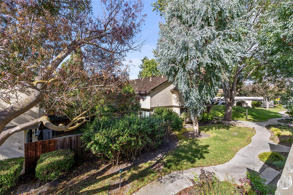 646 S Ahwanee Terrace